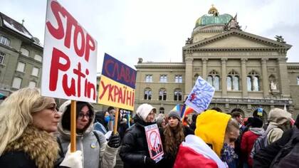 Las protestas contra la invasión rusa de Ucrania han atraído multitudes de decenas de miles en toda Suiza