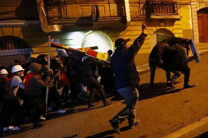 Las protestas contra los resultados de las elecciones del 20 de octubre generaron la muerte del estudiante es Limbert Guzmán, de 20 años, que falleció por las lesiones sufridas en los choques entre oficialistas, opositores y la policía en Cochacamba