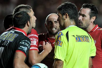 Las protestas de todos los jugadores de Huracán en el clásico