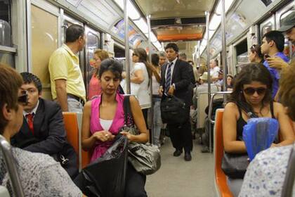 El gobierno dejó sin efecto el alza del pasaje de metro, pero las protestas continuaron