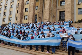 Una protesta de docentes y personal de salud desafía a la gestión de Suarez en Mendoza