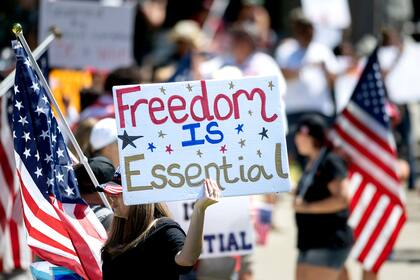 En Estados Unidos muchas personas se manifestaron en contra de la vacunación obligatoria en los trabajos