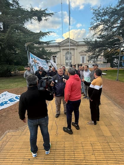 Las protestas se llevaron adelante en la Municipalidad y frente a la firma