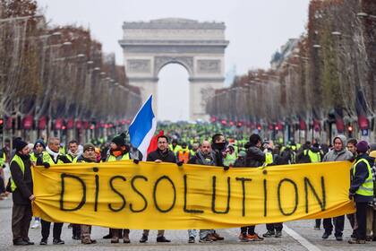 Las protestas sobre los Campos Elíseos, con el Arco del Triunfo de fondo