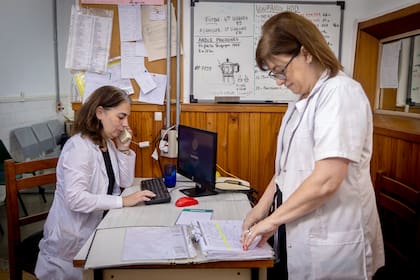 Las psicólogas Mariana Manté y Karina Elalle, durante el trabajo previo a la sesión de terapia grupal con adolescentes y jóvenes que tienen problemas con las apuestas online