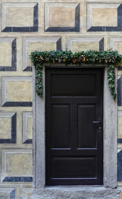 Las puertas con guirnaldas son una opción sencilla y económica de decorar el ingreso a casa