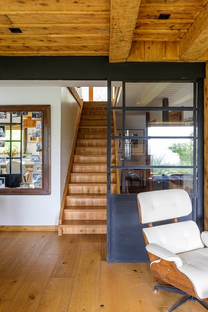 Las puertas corredizas cierran el área social integrada y delimitan sus sectores: a la derecha el living; a la izquierda, cocina y comedor diario.