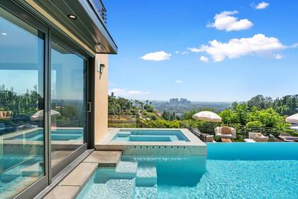 Las puertas corredizas de la mansión de Greta Garbo conducen a una piscina.
