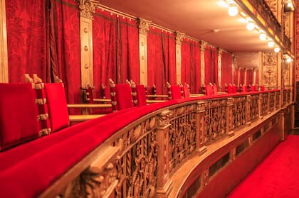 Las puertas de acceso a los palcos están inspiradas en las de las viejas abadías españolas, y los pasillos están iluminados con candiles de bronce en forma de aceitera. Las cortinas de damasco de rayón separan los palcos de los antepalcos, acondicionados con espejos, percheros y un banco con respaldo.