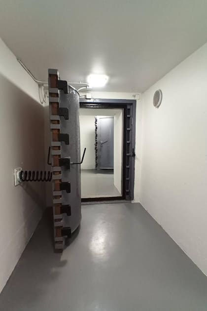 Las puertas de acero que son el acceso a los ambientes del búnker pesan más de 3000 kilos