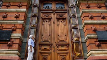 Las puertas de cedro lucen como nuevas; resta restaurar las cerámicas terracota