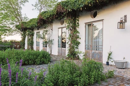 Las puertas de esta antigua casa en Luján se dejaron como se encontraron, previo tratamiento con retardador de óxido. El objetivo, marcar contraste con la fachada recién pintada