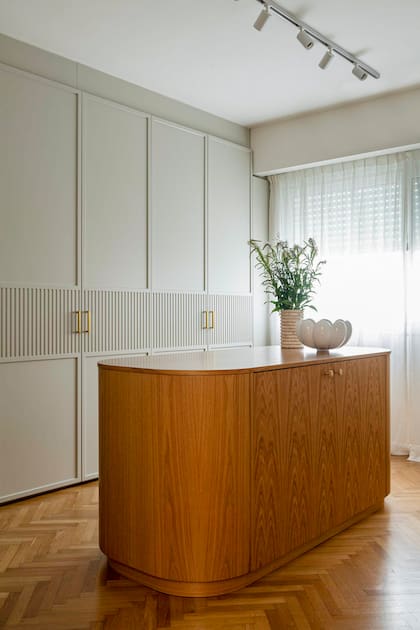 Las puertas de los placares tienen un replanado con un tablero central varillado y tiradores con terminación bronce (Ponthus).