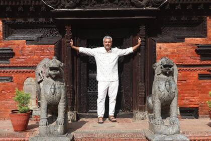 “Las puertas de madera y los animales de piedra son un clásico de Nepal”, cuenta Mario.