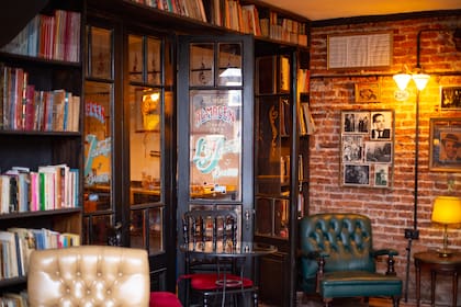 Las puertas del bar original, "Lo de Jacinto y Barbeito" fueron reutilizadas en Populacha