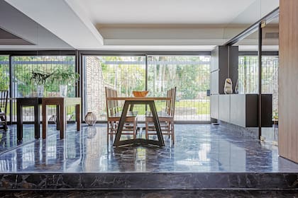 Las puertas del garage se reciclaron como mesa de comedor (Carpintería Carlos Canoni, sobre diseño del Arq. Matías Vogliano). Sillas ‘Colonial’ de guindo (Paul French Gallery).