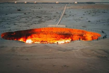 "Las puertas del infierno", así es como se conoce al cráter de Darvaza, ubicado en el norte de la antigua república soviética de Turkmenistán