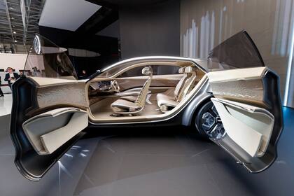 Las puertas del nuevo concept car Kia Imagin se abren durante la jornada de prensa.