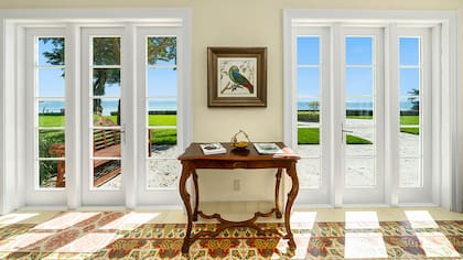 Las puertas francesas se encuentran en muchos de los ambientes de ambas residencias de Arsht Estate, como es el caso de esta sala de estar de Villa Serena