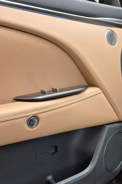 Las puertas no tienen manijas internas sino un botón que las abre