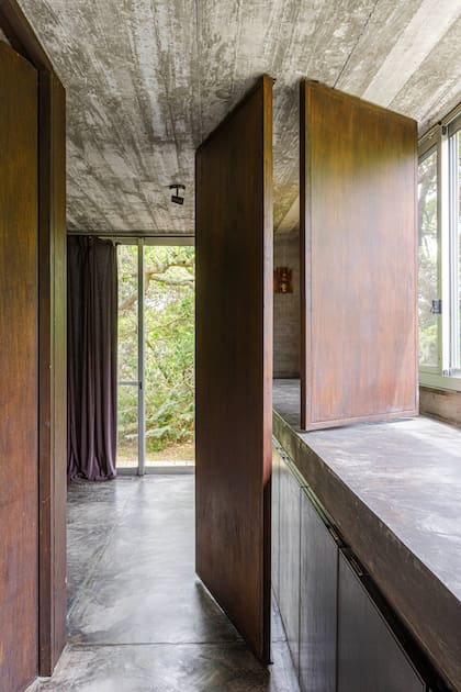 Las puertas pivotantes (de piso a techo y a media altura) son de madera enchapada en cedro.