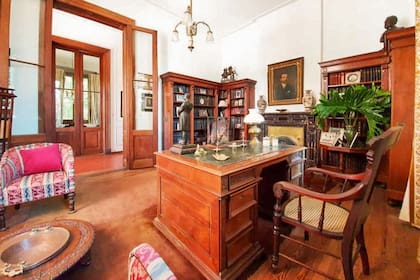 Las puertas vidriadas y grandes ventanas en todos los ambientes hacen que la casa sea sumamente luminosa