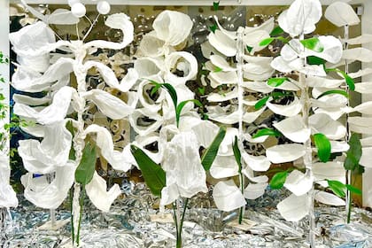 Las puestas son grandiosas escenas creadas para una ocasión especial, como este jardín blanco tupido de formas circulares