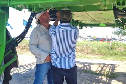 Las pulverizadoras pueden trabajar de manera autónoma. En la foto, los Marinelli colocando dispositivos para ese fin