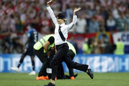 Las Pussy Riot irrumpieron en el campo de juego para protestar contra el presidente ruso