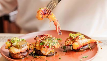 Las rabas, las tortillas (y sus 10 variedades), las gambas al ajillo y la paella, son los platos estrella