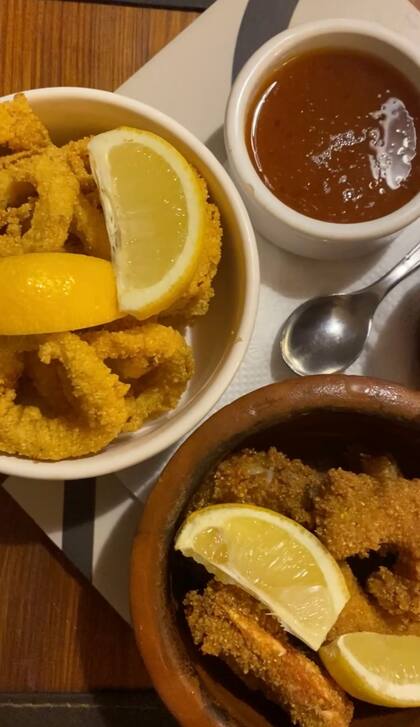 Las rabas y langostinos apanados son parte de la propuesta clásica.