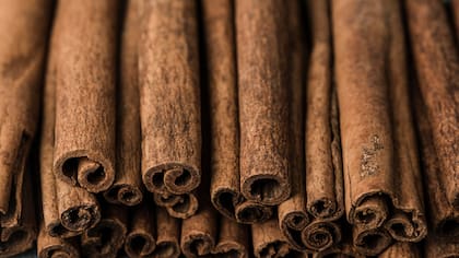 Las ramas de canela son ideales para aromatizar los ambientes (imagen ilustrativa)