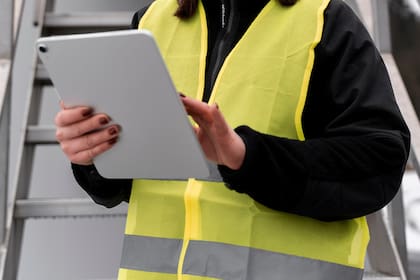 Las ramas de la ingeniería dominan la estabilidad financiera en 2026. La Ingeniería Aeroespacial lidera los salarios iniciales con una mediana de US$85.000