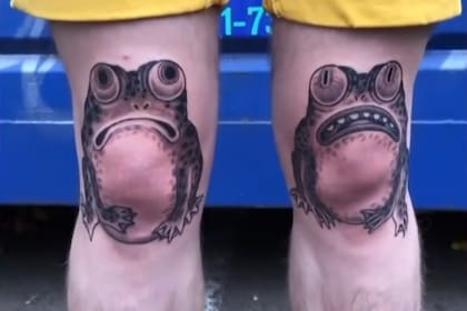 Las ranas que Ware se tatuó sobre las rodillas se volvieron viral por su realismo