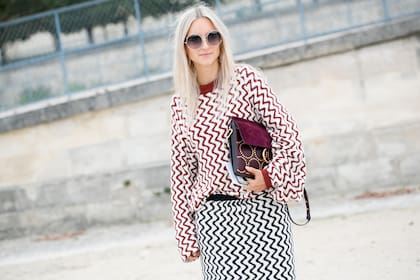 Las rayas y estampas se mezclan para crear interesantes efectos visuales