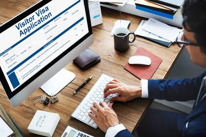 Las razones de inelegibilidad para una visa, establecidas principalmente en la Ley de Inmigración y Nacionalidad (INA, por sus siglas en inglés), se agrupan en varias categorías