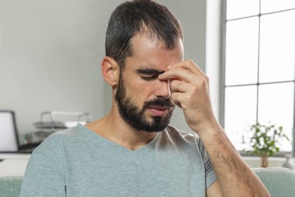 Las reacciones adversas más frecuentes notificadas por los participantes en los estudios fueron: irritación, visión borrosa y cefalea