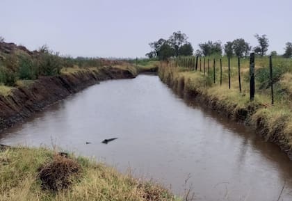 Las recientes precipitaciones ayudaron a llenar en algo un jaguel de cinco metros de profundidad que se hizo para juntar agua de lluvia al lado del molino y mejorar las napas