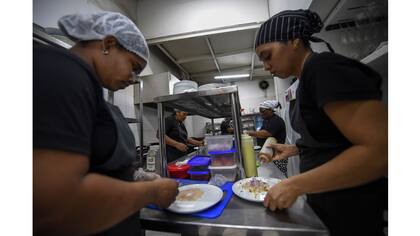 Las reclusas en la cocina