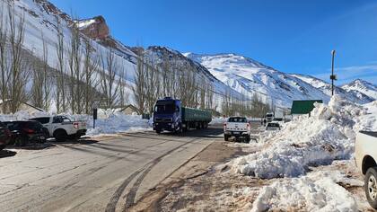 Las recurrentes nevadas en la zona cordillerana de Mendoza complican el tránsito de camiones y autos en estos días
