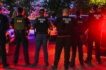 Las redadas masivas suelen generar críticas por parte de defensores de los derechos de los inmigrantes, quienes señalan que muchos de los arrestados no tienen antecedentes penales