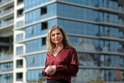 "Las redes pueden llevar a los chicos a lugares muy oscuros. Para acompañarlos, es clave que los adultos estemos informados y alfabetizados en estos temas", subraya Poulisis