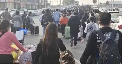 Las redes sociales chinas han estado publicando imágenes de trabajadores caminando a su casa desde la fábrica.