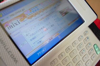 Las redes sociales en Japón apuntan a sus versiones para teléfonos celulares, en un país con 112 millones de equipos