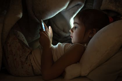 Las redes sociales mantienen desvelados a los más jóvenes, quienes pasan horas y horas mirando el celular 