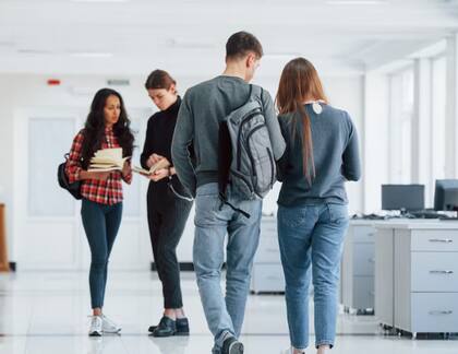 Las reformas alcanzan también a la estructura administrativa, se fusionan facultades y se anticipan posibles despidos en los próximos meses