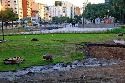 Las veredas que rodean la plaza Houssay están en plena obra, el gobierno planea quitar las vallas el lunes que viene para permitir la circulación de gente