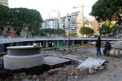 Las veredas que rodean la plaza Houssay están en plena obra, el gobierno planea quitar las vallas el lunes que viene para permitir la circulación de gente