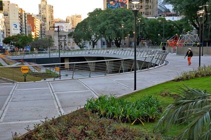El principal cambio en la plaza Houssay, una abertura en forma de medialuna a través de la cuál se ven varios locales gastronómicos