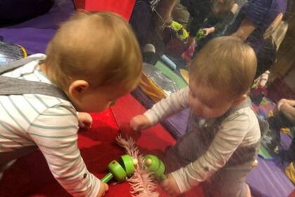 Las reglas de distanciamiento social significan que los bebés no pueden interactuar como se les animaba a hacerlo antes de covid